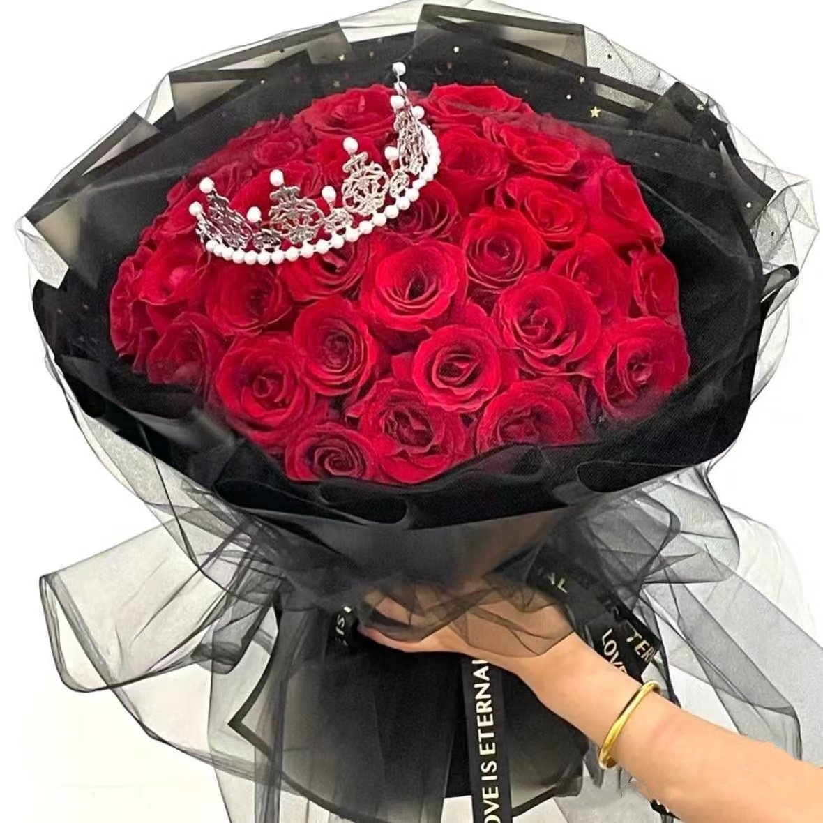 Elegant Queen's Crown (33 stems)